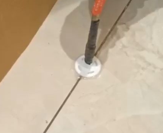 库伦瓷砖空鼓维修公司专业解答瓷砖在铺贴过程中，如果没有涂抹均匀到位的粘结材料（如水泥砂浆或瓷砖胶），可能会导致以下问题