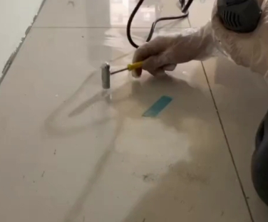 库伦瓷砖开裂维修公司专业分享瓷砖在铺贴前如果没有沥干水分，将会导致以下问题